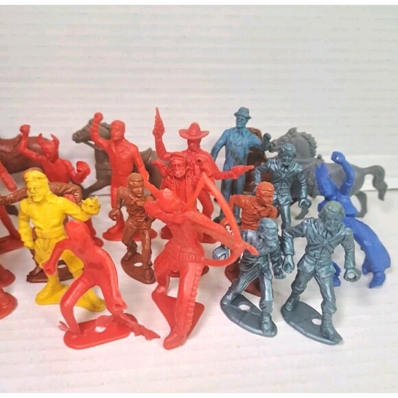 Lot of 49 Vtg Marx Plastic Toy Cowboys Indians Horses Pirates Farmers Ring Hand - Picture 5 of 10